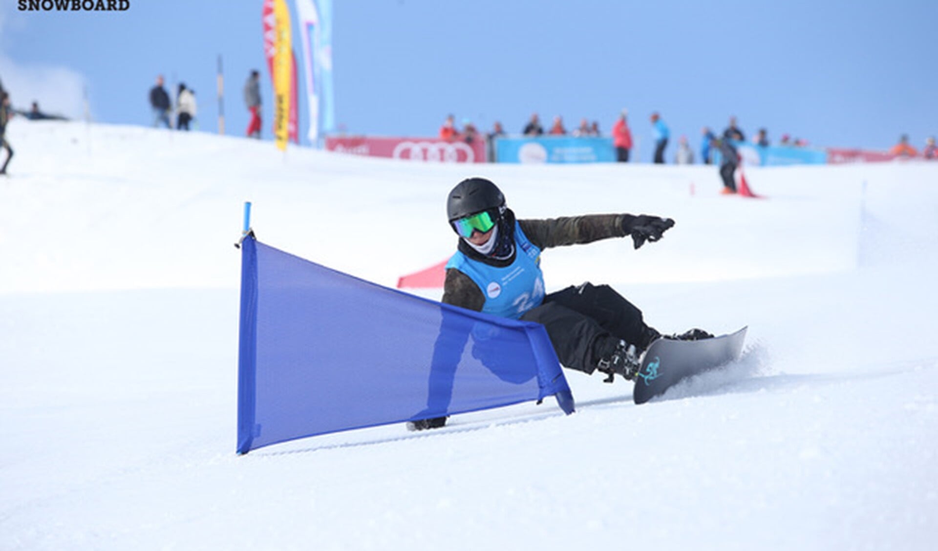 Matthijs Moerman in actie op zijn snowboard.