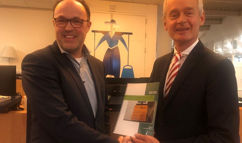 Ruben Woudsma overhandigd het vuurwerkrapport aan burgemeester Niek Meijer.