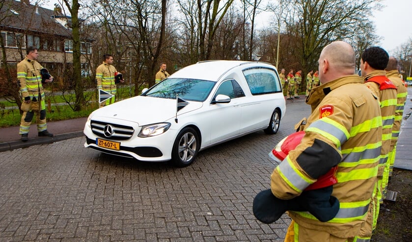 De erehaag bij de brandweerkazerne.
