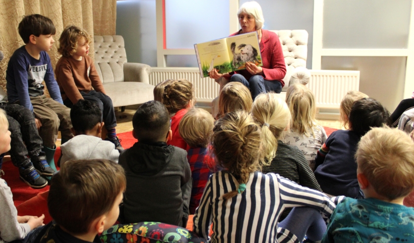 In de bibliotheek werd 'De Moppereend' voorgelezen.