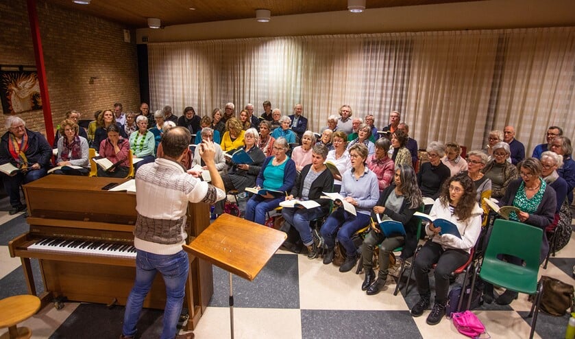 Dirigent Wouter Verhage ging meteen hard aan de slag tijdens de eerste repetitie van het projectkoor.