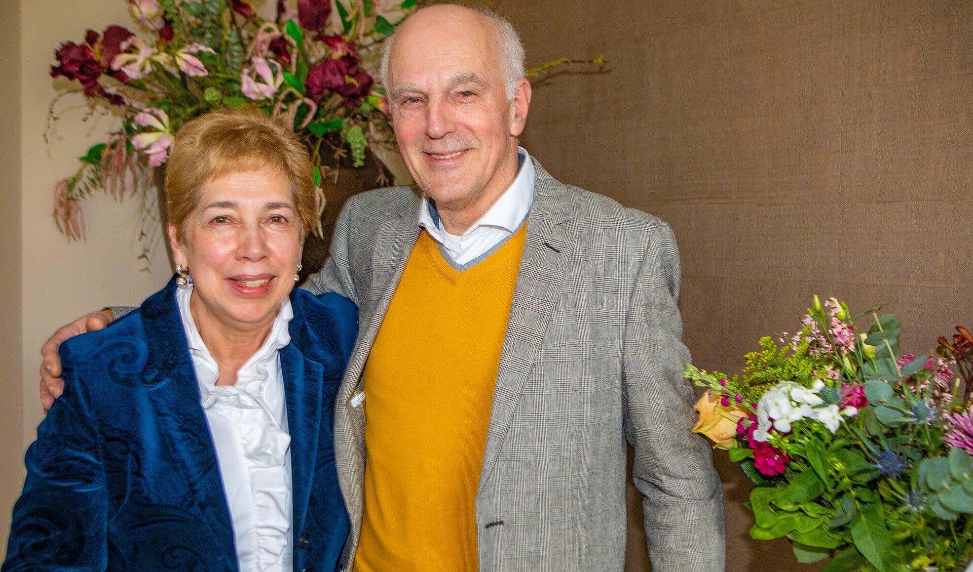 Joke en Piet Schaafsma tussen de bloemen die ze kregen voor hun 50-jarig huwelijksfeest.