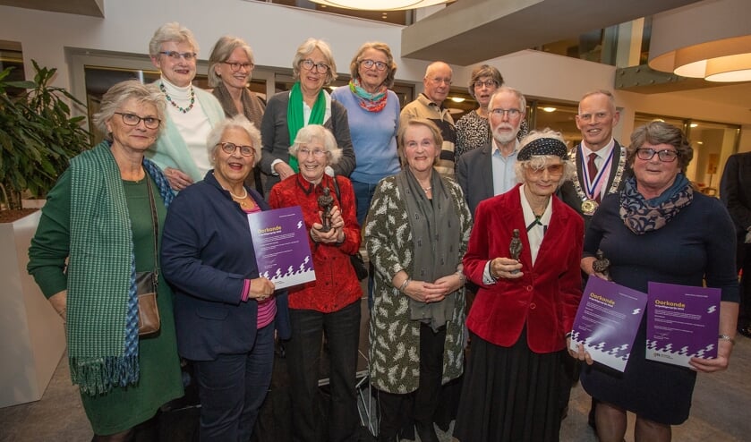 Alle geëerde vrijwilligers met de burgemeester.