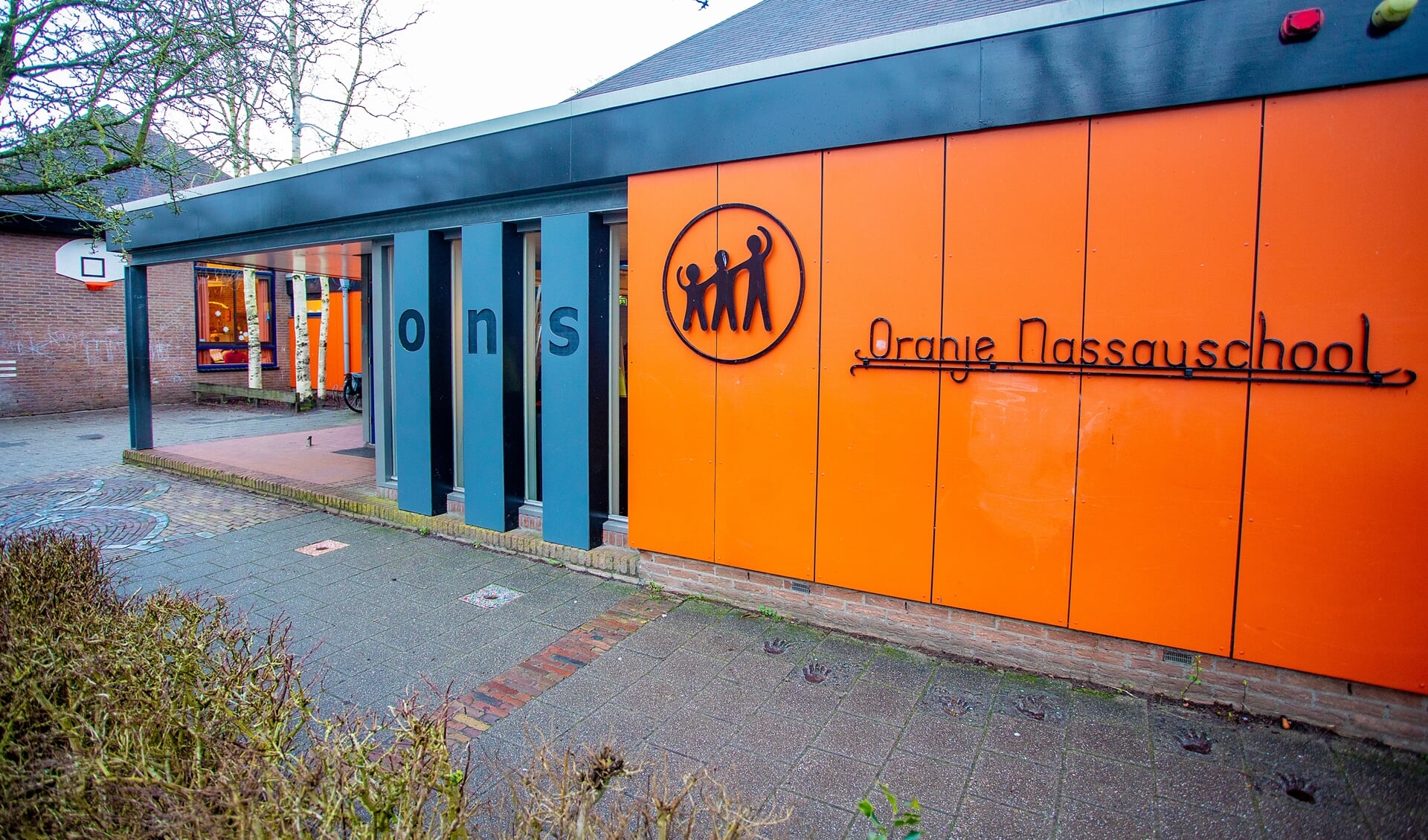 De Dorpsraad geeft het college en de raad het dringende advies snel een einde te maken aan de bedroevend slechte huisvesting van de Oranje Nassauschool.