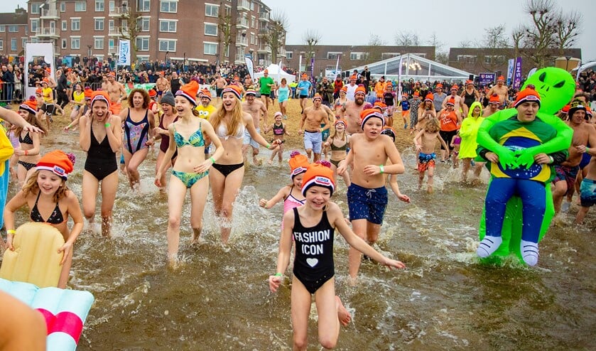 Honderden durfals gingen ook dit jaar weer het koude Gooimeer in voor de Nieuwjaarsduik.