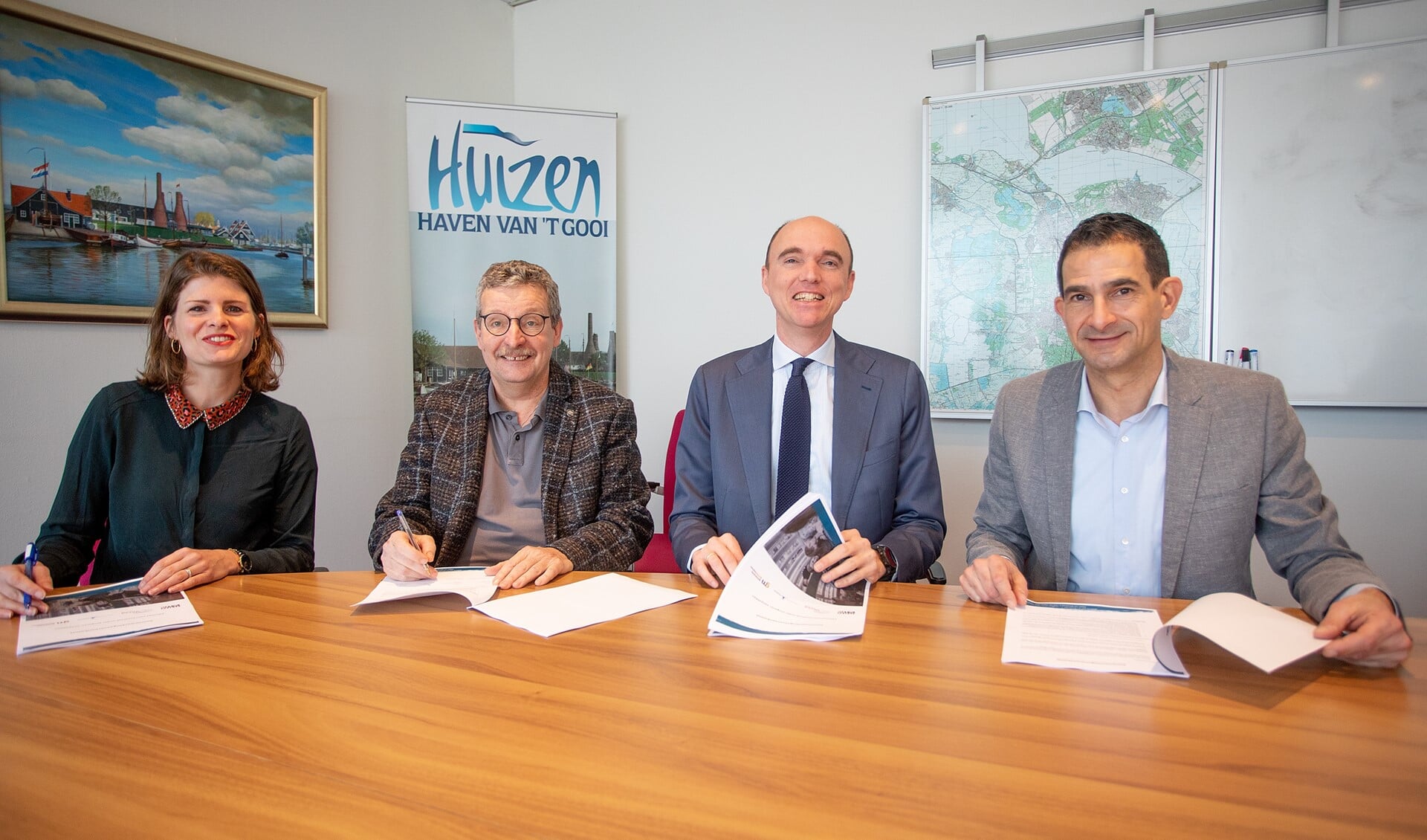 Wethouder Maarten Hoelscher (r) ondertekende voor de gemeente Huizen de overeenkomst.