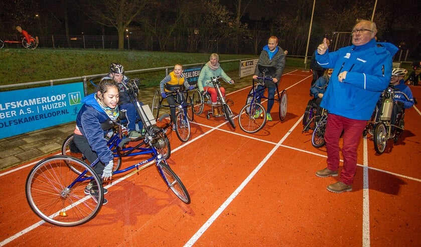 Cees Leeflang met zijn groep atleten met een lichamelijke beperking, waar hij zich de laatste jaren enthousiast voor inzette.