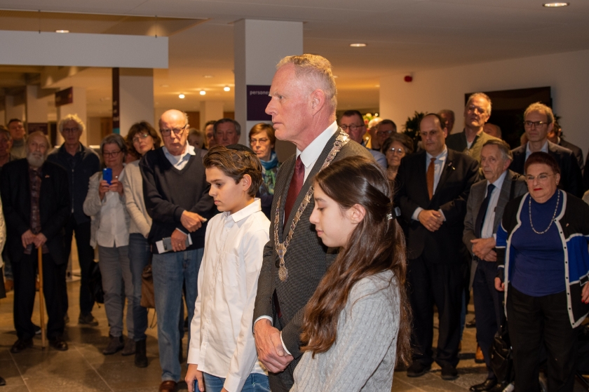 Een minuut stilte voor de ruim 600 inwoners van Gooise Meren die slachtoffer zijn geworden van de Holocaust.