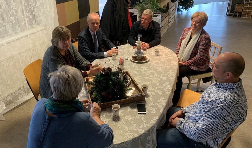 Burgemeester Niek Meijer kwam koffie drinken bij de Pop-Up Herberg.