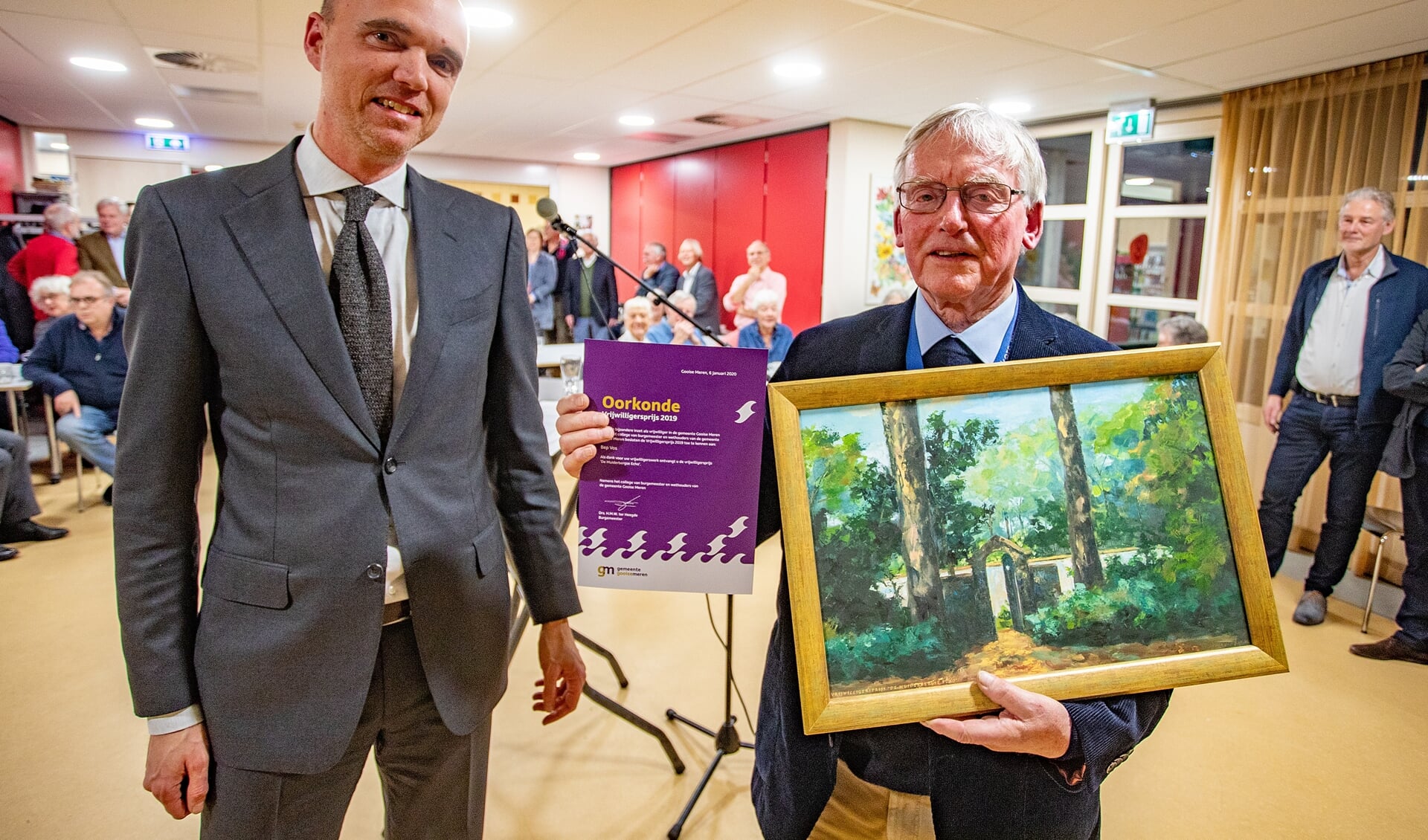 Bep Vos kreeg de prijs van wethouder Geert-Jan Hendriks. 