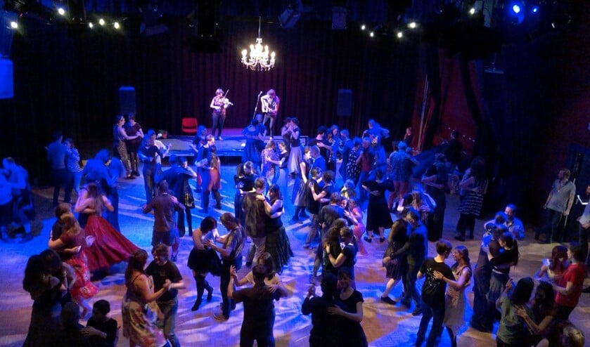 Dansen op live folkmuziek.