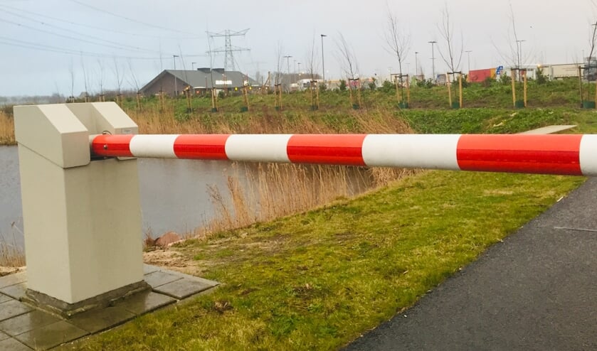 De slagboom tussen de Mariahoeveweg en de parkeerplaats.