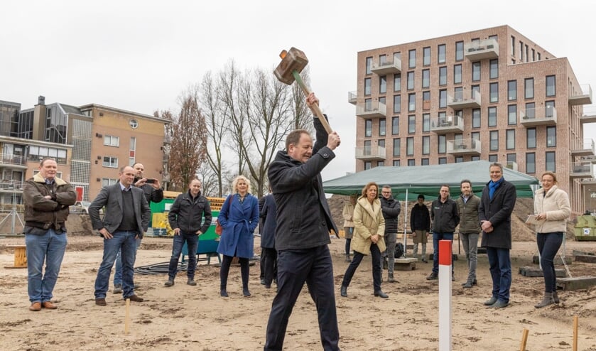 René Hup van Amaris Zorggroep sloeg gisteren de piketpaal van vierde gebouw in Nieuw Zuid.