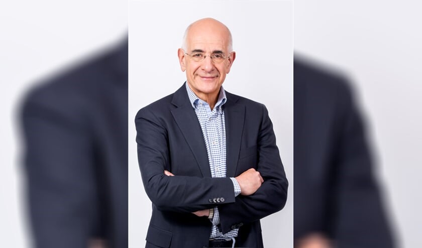 Frits Spits maakt de winnaars bekend.