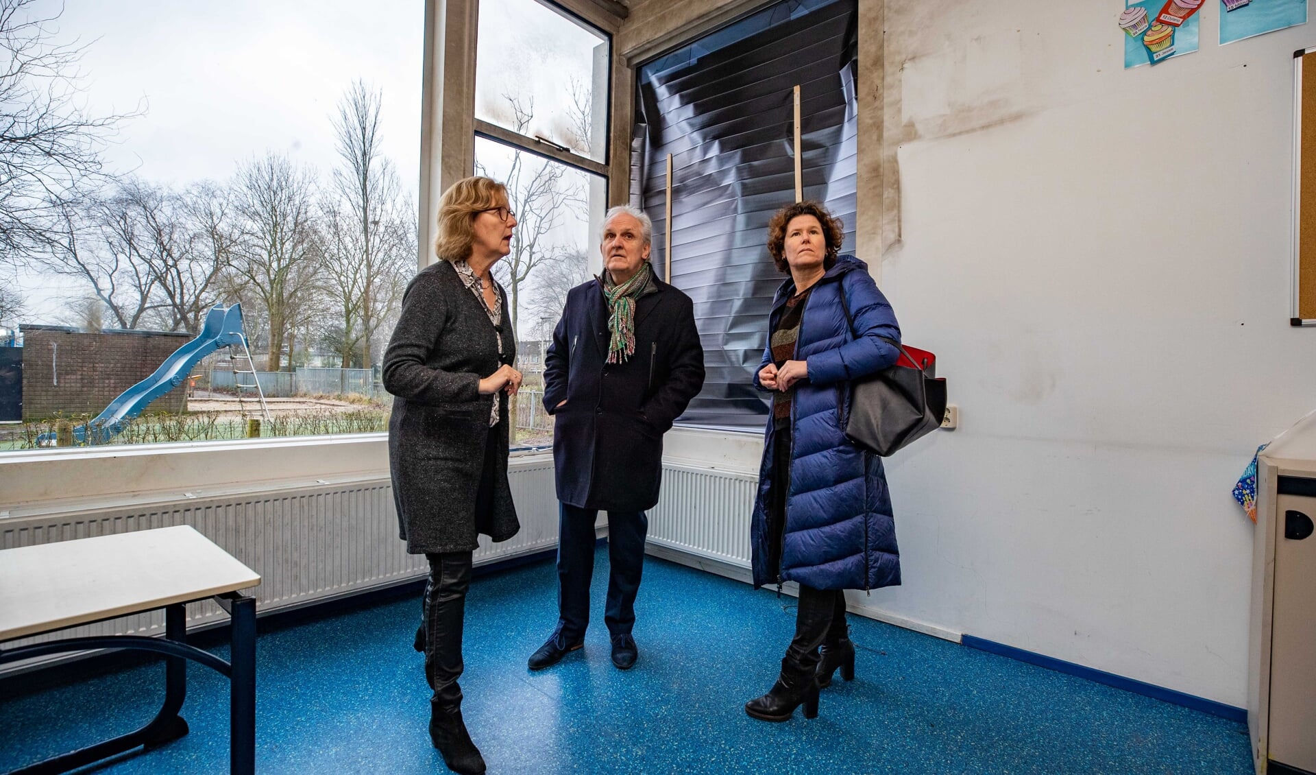 Directeur Louise van der Burg van de Augustinusschool met burgemeester Broertjes en onderwijswethouder Annette Wolthers.