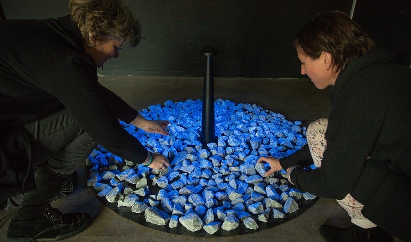 Het monument bestaat uit zo'n 600 stenen, die oplichten en weer uitdoven.