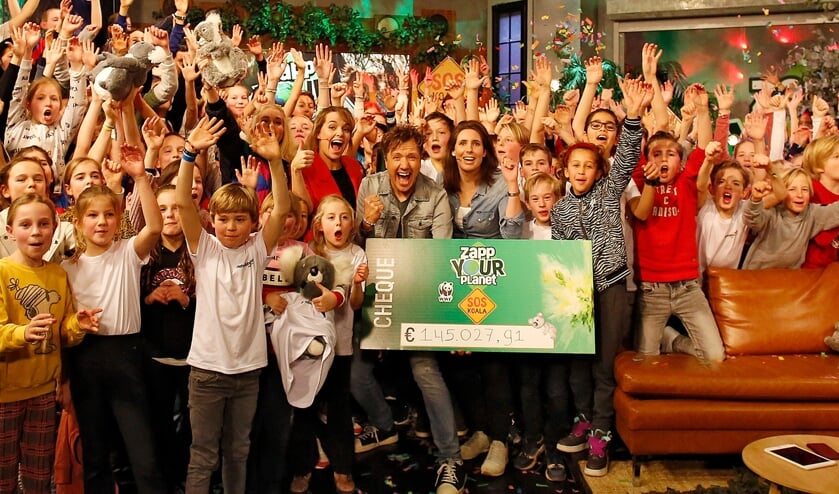 Hele klas dolblij met de cheque.