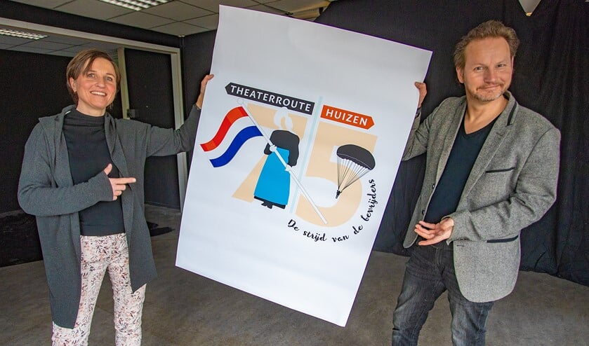 Johan Verweij (r) doet er alles aan om Theaterroute Huizen gewoon door te laten gaan.