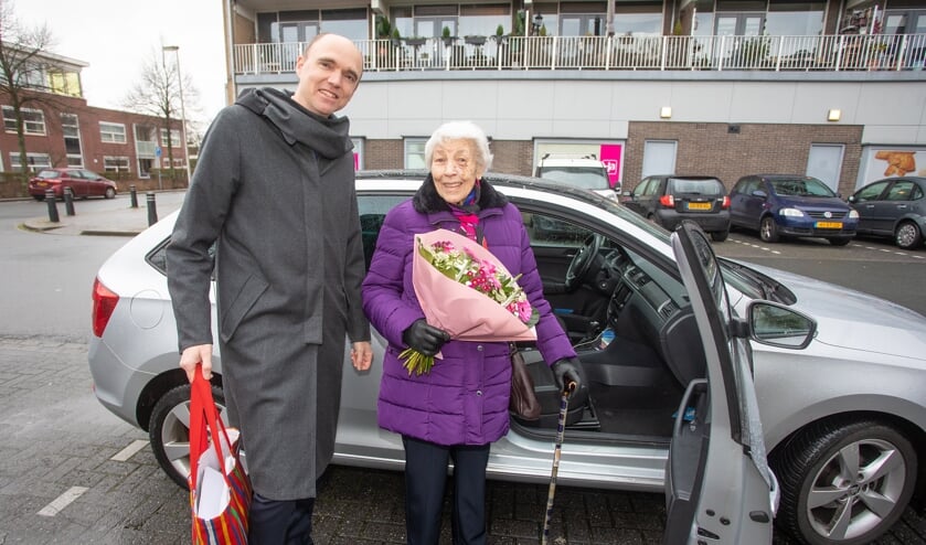 De wethouder met mevrouw Hanjonides.