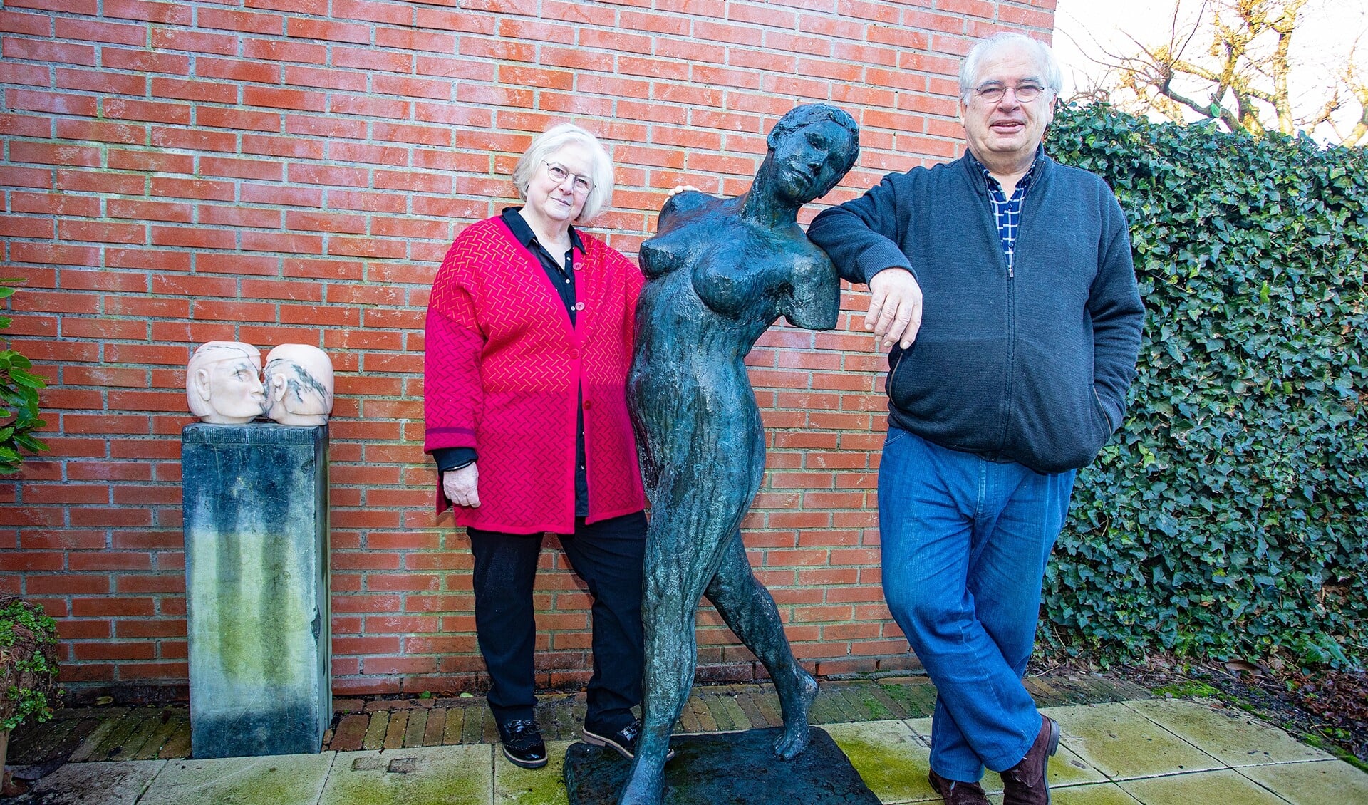 Betty en Willem met 'Draaiende Vrouw' toen ze nog in hun tuin stond.