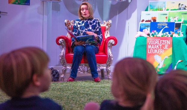 Bij het 100-jarig bestaan van de bibliotheek las de Larense wethouder Karin van Hunnik voor.