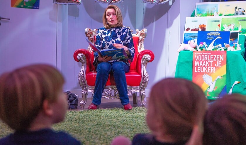 Bij het 100-jarig bestaan van de bibliotheek las de Larense wethouder Karin van Hunnik voor.