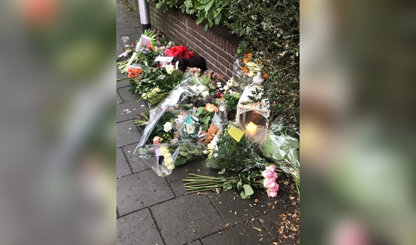 Eerste bloemen liggen op de plek waar het ongeluk gebeurde.