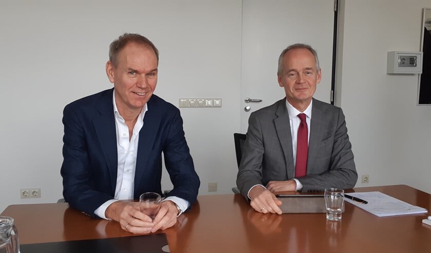 Eric Kip van Exterion Media en burgemeester Niek Meijer gaan aangifte doen van vernielde bushokjes.