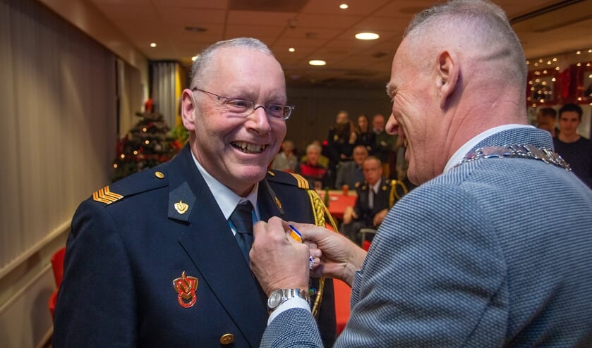 Burgemeester Han ter Heegde speldt de onderscheiding op bij Martin Esman.