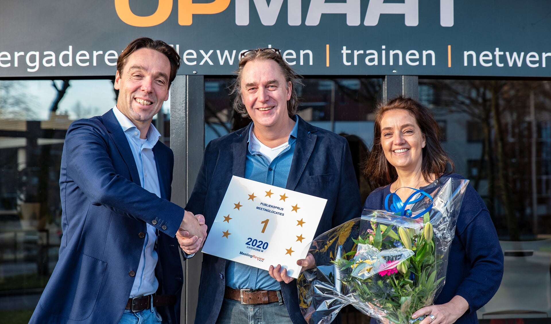 Rob Reeuwijk (midden) en Marianne Wijsbeek krijgen de MeetingReeview Publieksprijs van Robert Spakman.
