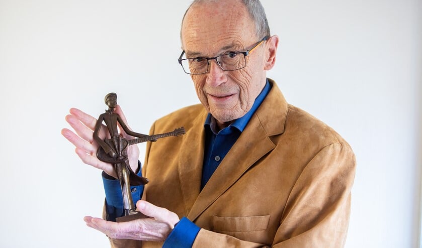 Cees Kranenburg, leider van de Ramblers met de kunstprijs van Stichting Kunt & Cultuur Huizen.