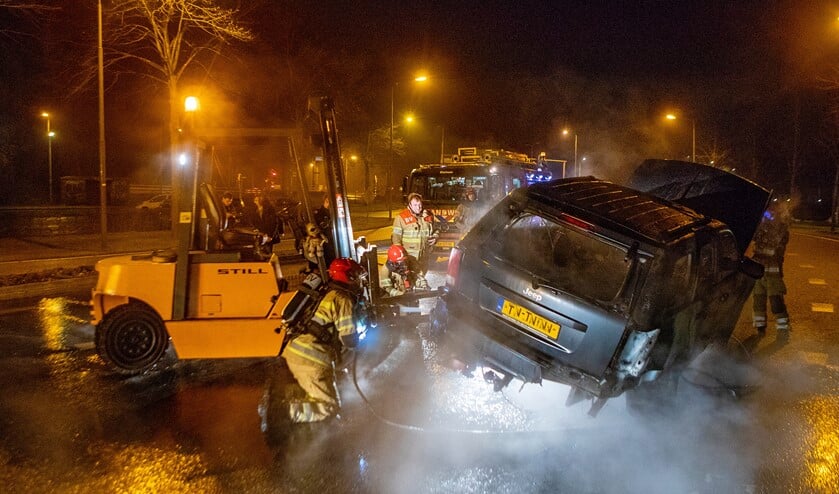 De afgevoerde auto vatte opnieuw vlam.