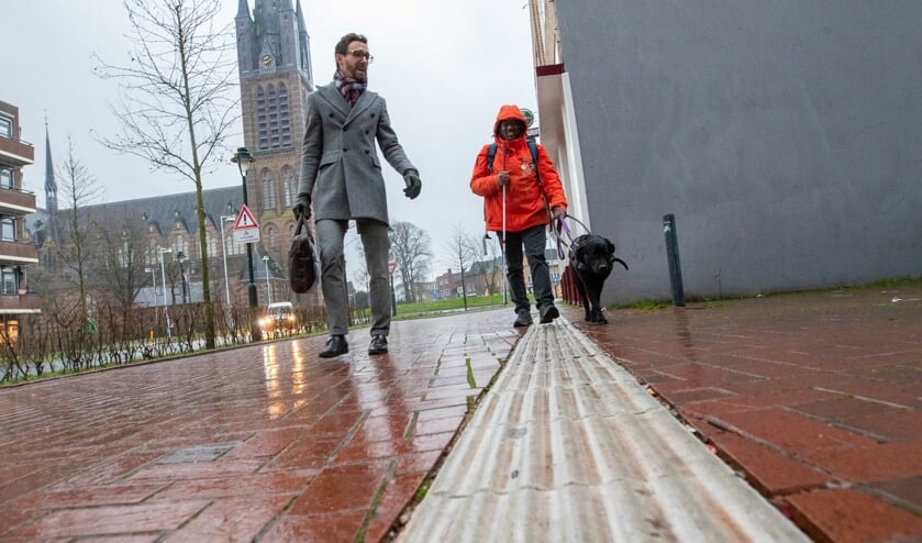 Wethouder Scheepers en Gregory Dunker liepen langs de nieuwe voorzieningen.
