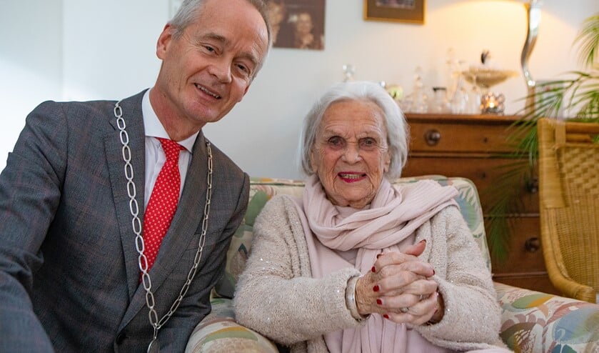 Burgemeester Niek Meijer van Huizen met Gé Werner - Van der Heijden.