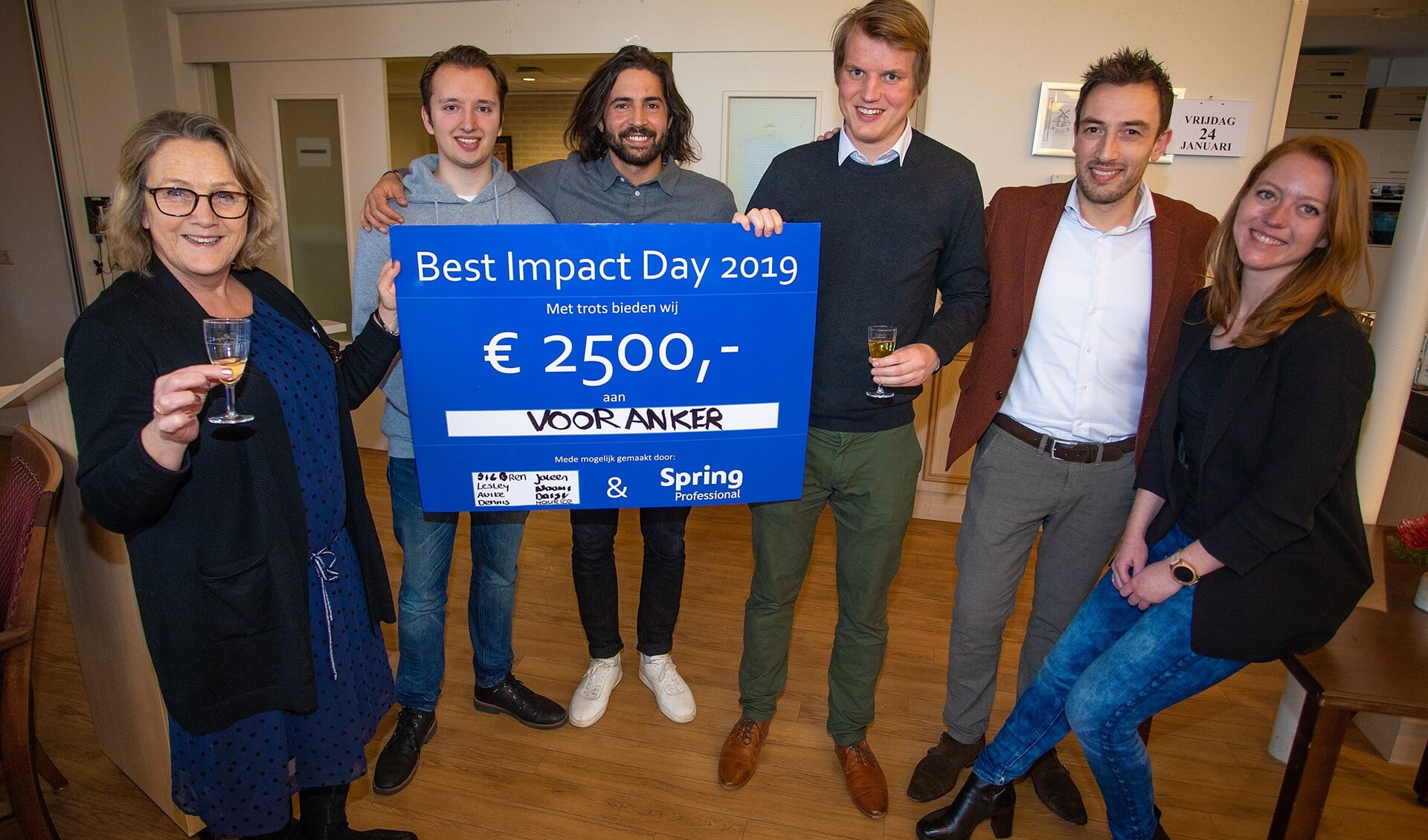 Van links naar rechts: Jeanetta van Voor Anker,  Paul en Yunus van illi-tv, Siebren, Pascal en Charlotte van Spring Professionals met de cheque van 2.500 euro.