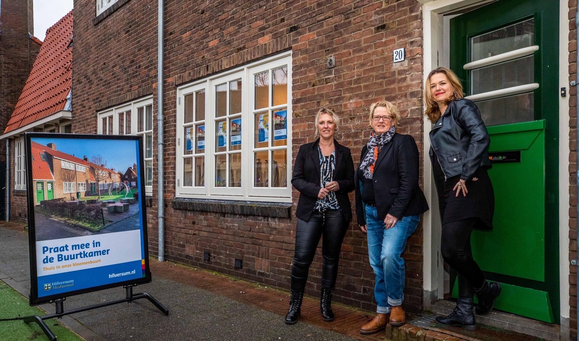 Van linksaf: wijkagent Linda de Jong, buurtcoördinator Trude van de Ven en Corinne de Wit van Dudok Wonen zijn regelmatig te vinden in de buurtkamer.