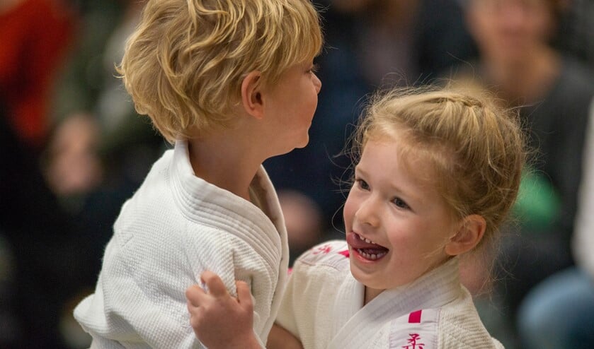 Jonge judoka's maken kennis met wedstrijdjudo.