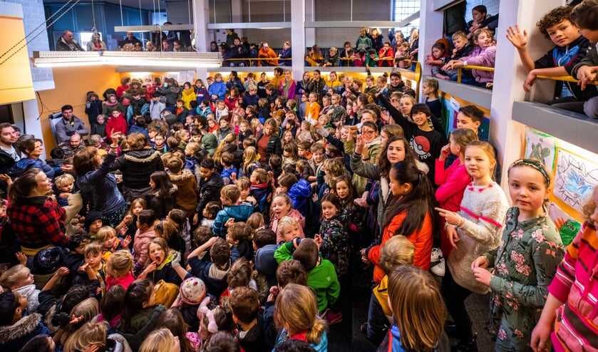 De leerlingen dinsdagmorgen bijeen in de Arena van de school.
