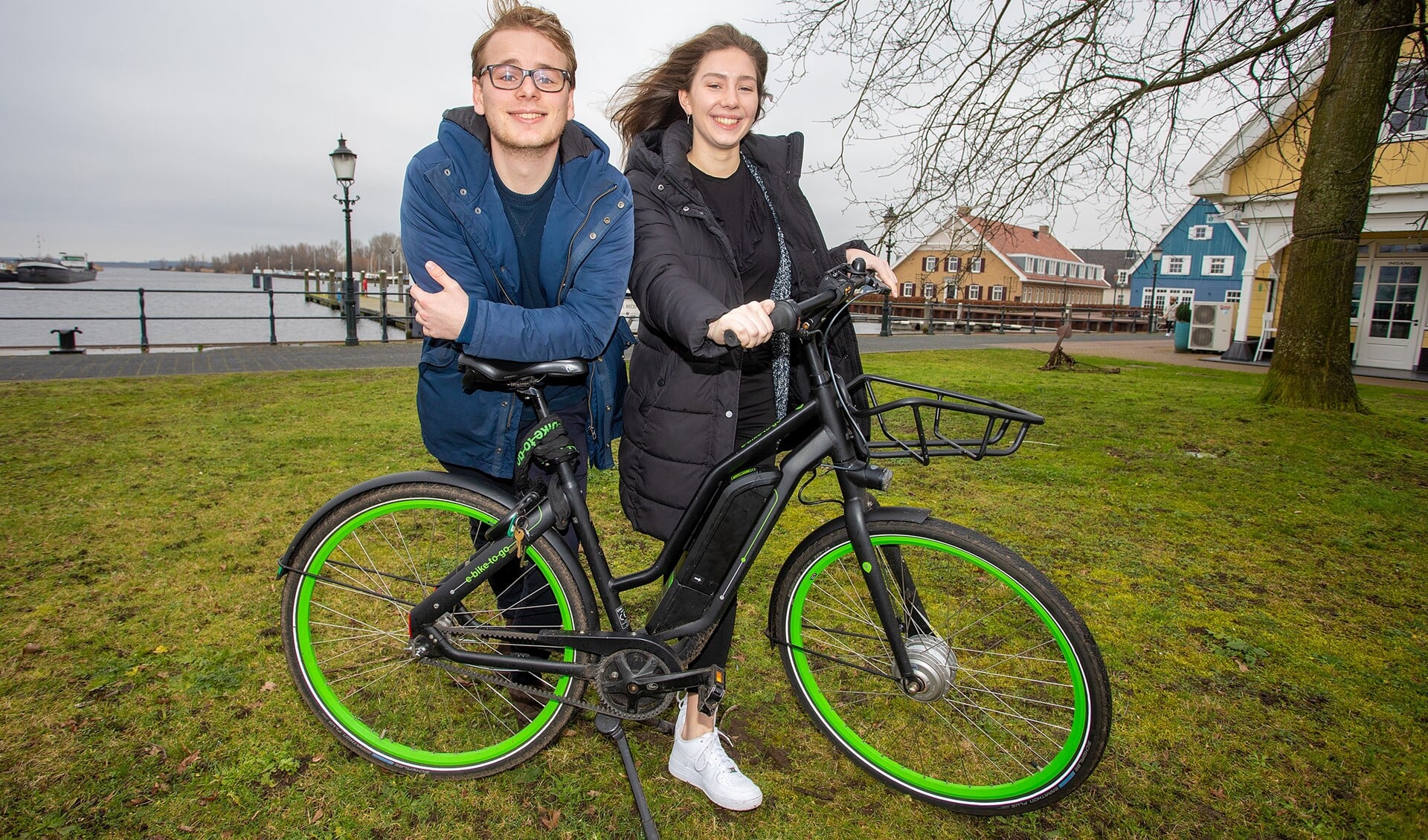 Marcel en Megan poseren met een e-bike waarop ze samen met Jacob de 4.000 kilometer willen gaan afleggen.