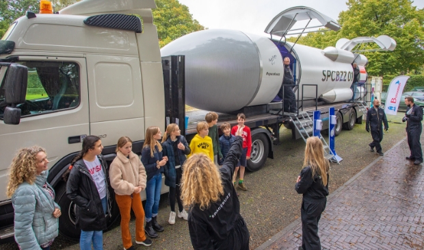 <p>De SpaceBuzz parkeerde vanmiddag op het Oranjeweitje om de leerlingen van de Bernardusschool mee te nemen voor een reis in in de ruimte.</p>
