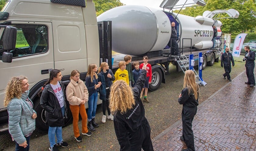<p>De SpaceBuzz parkeerde vanmiddag op het Oranjeweitje om de leerlingen van de Bernardusschool mee te nemen voor een reis in in de ruimte.</p>