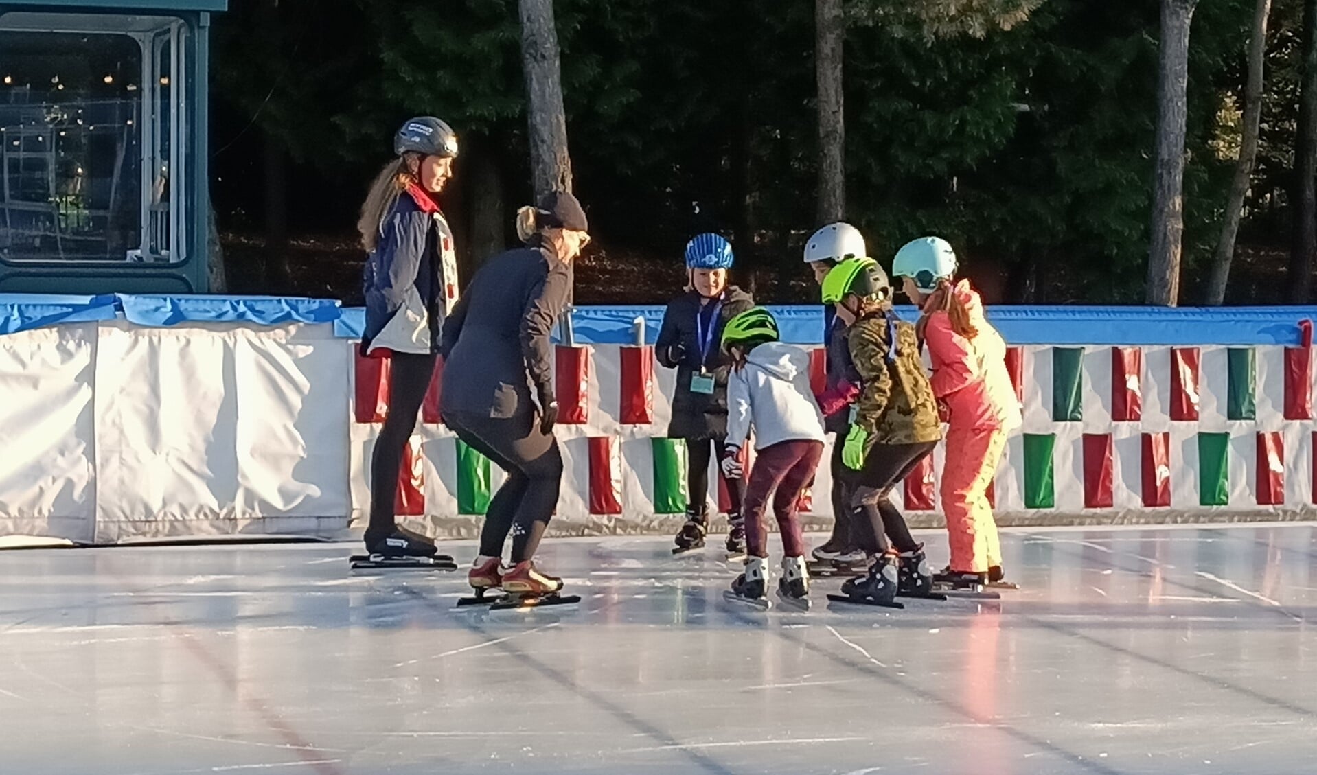 Jonge schaatsers krijgen les.