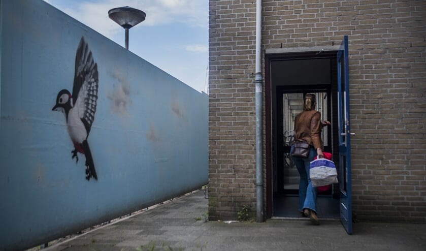 <p>Jolanda Karstens, vrijwilliger van Present, brengt maaltijden in het Riebeeckkwartier rond.</p>