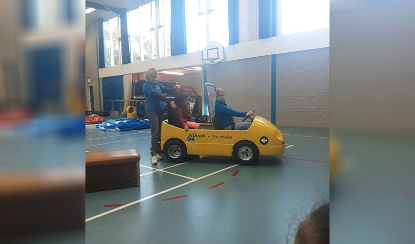 <p>De jongste leerlingen kregen een parcours in de gymzaal.</p>