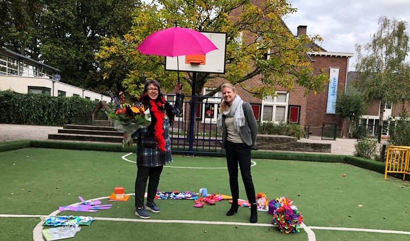<p>Met paraplu op de middenstip nam juf Alice afscheid.</p>