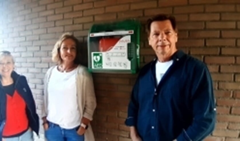 <p>Wilma Bekker, Brigitte Eek en Maarten van Vugt van het AED-regelteam.</p>