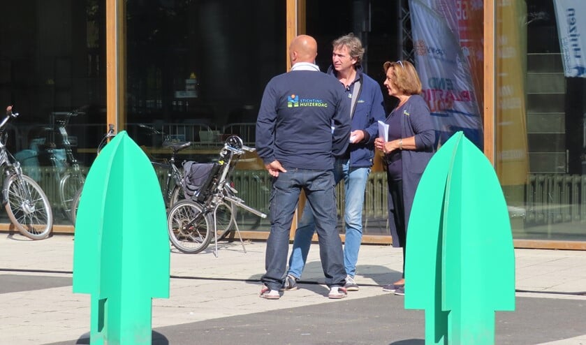 <p>Voorzitter Boudewijn van Meggelen in gesprek met enkele bestuursleden tijdens de Huizerdag van 2019. De laatste blijkt nu.</p>