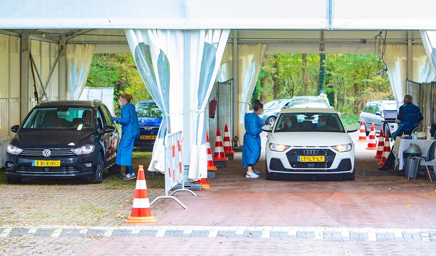 Drukte bij nieuwe coronateststraat in Huizen.