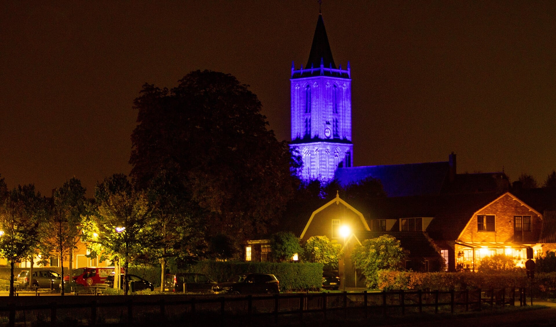 De Hervormde kerk in Eemnes is blauw uitgelicht vanwege het 75-jarig bestaan van de Verenigde Naties.