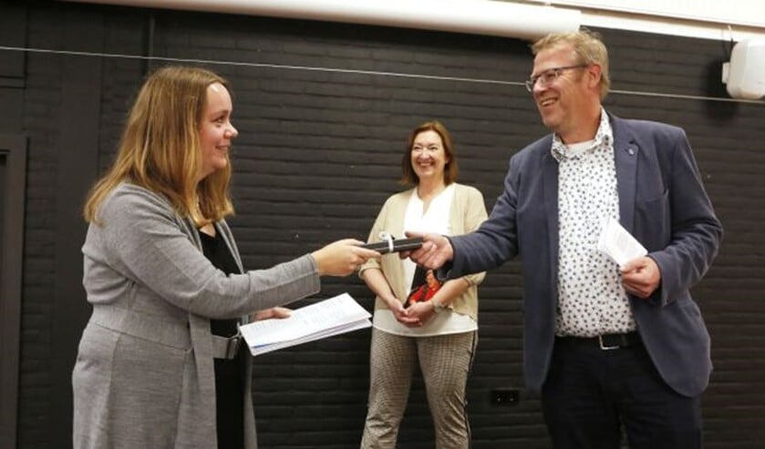 <p> Leon Lutterman overhandigt Anne Roozeboom een pen met inscriptie ‘Dorpsdichter Eemnes’.</p>